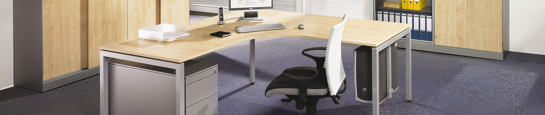 Büro: Stühle und Tische